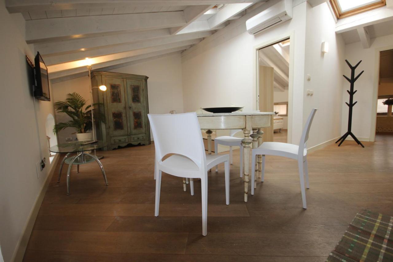 Apartament Mansarda Di Alice Desenzano del Garda Zewnętrze zdjęcie