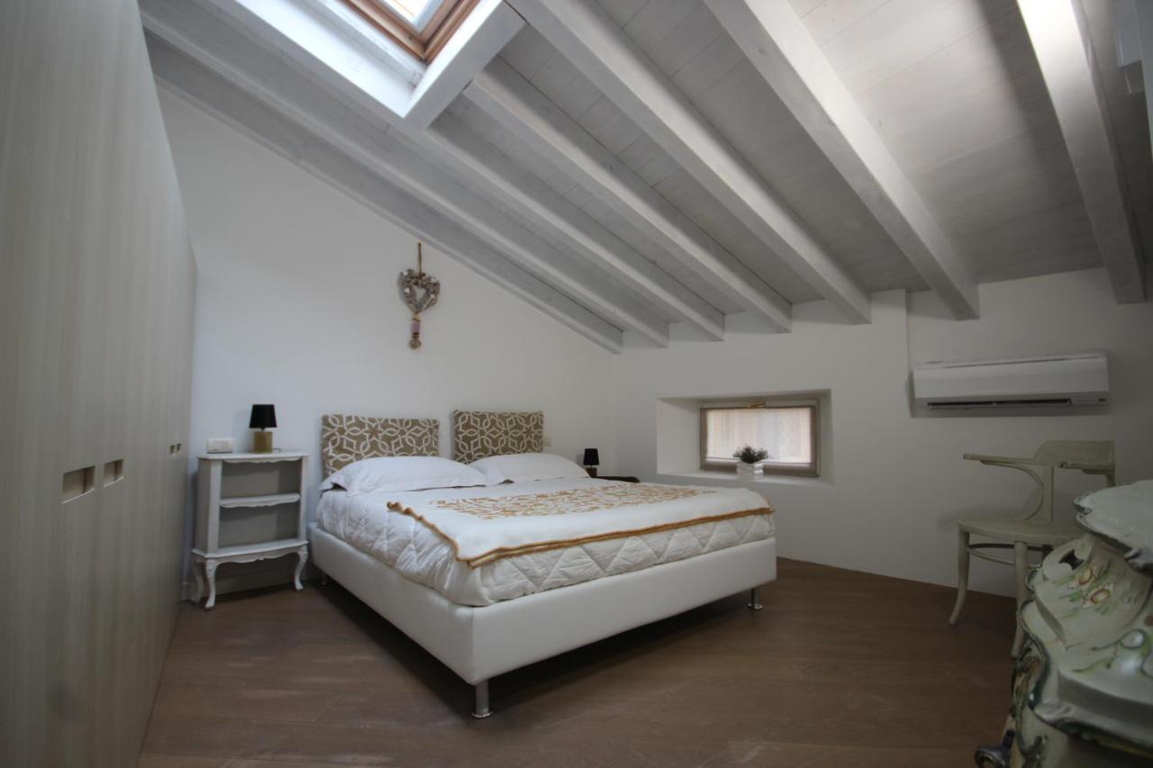 Apartament Mansarda Di Alice Desenzano del Garda Zewnętrze zdjęcie