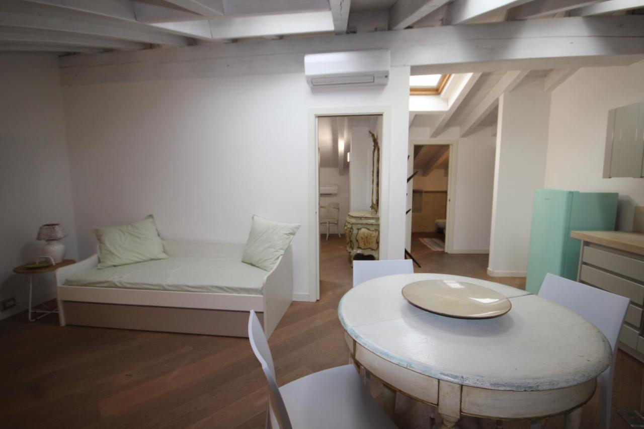 Apartament Mansarda Di Alice Desenzano del Garda Zewnętrze zdjęcie