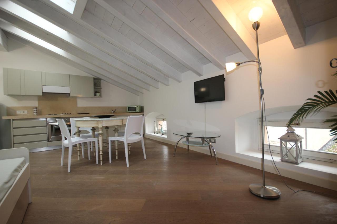 Apartament Mansarda Di Alice Desenzano del Garda Zewnętrze zdjęcie