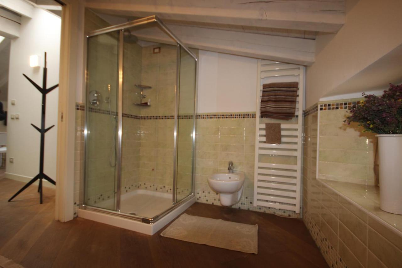Apartament Mansarda Di Alice Desenzano del Garda Zewnętrze zdjęcie